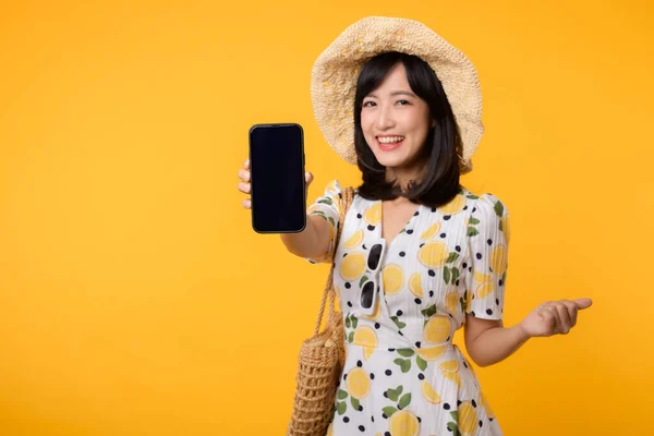 Portrait Glückliche Asiatische Junge Frau Mit Frühlingsmode Kleid Zeigt Leere — Stockfoto