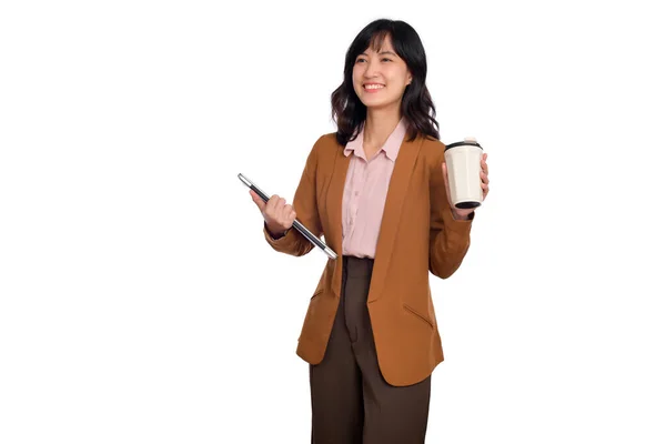 Bonita Sorridente Jovem Asiático Empresária Carregando Laptop Computador Xícara Café — Fotografia de Stock