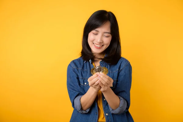Šťastná Asijská Mladá Žena Sobě Žluté Tričko Džínové Košile Drží — Stock fotografie