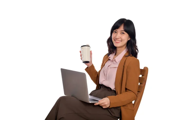 Bonita Jovem Mulher Negócios Asiática Usando Computador Portátil Sentado Cadeira — Fotografia de Stock