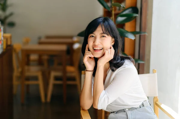 Brightly Smiling Beautiful Young Asian Woman Sitting Coffee Cafe Sunny — Stockfoto