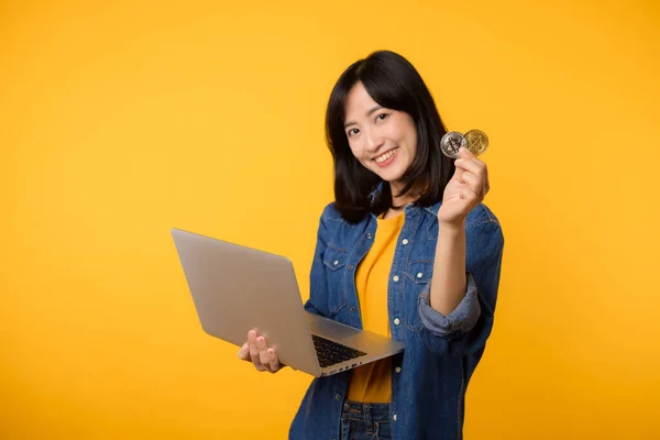 Счастливая Азиатская Молодая Женщина Джинсовой Рубашке Цифровой Криптовалютой Ноутбуком Изолированными — стоковое фото