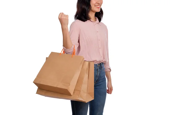 Młoda Szczęśliwa Azjatycka Kobieta Luźnej Koszuli Dżinsach Trzyma Torbę Białym — Zdjęcie stockowe