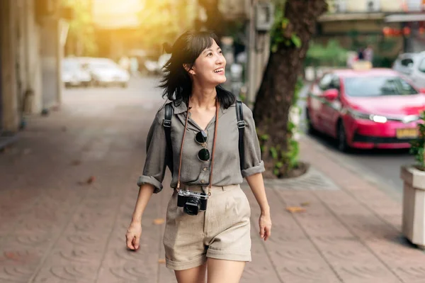 Young Asian Woman Backpack Traveler Enjoying Street Cultural Local Place — Fotografia de Stock
