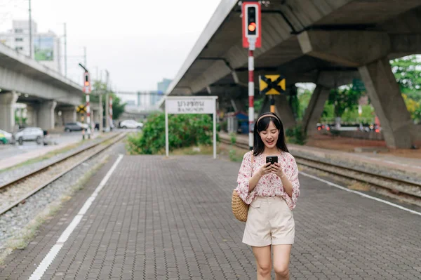 Bangkok Taki Tren Istasyonunun Yanında Cep Telefonu Kullanarak Dokuma Sepetli — Stok fotoğraf