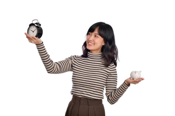 Mulher Asiática Feliz Com Camisa Camisola Segurando Despertador Porquinho Banco — Fotografia de Stock