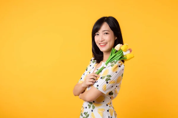 Estudio Retrato Bastante Joven Asiática Mujer Feliz Sonrisa Vestirse Primavera —  Fotos de Stock
