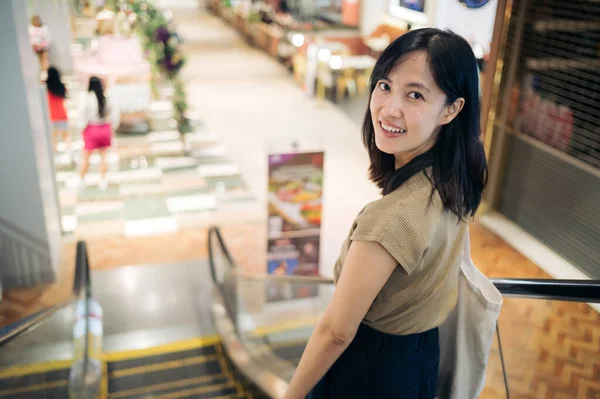 Smiling Beautiful Young Asian Woman Looking Camera While Standing Escalator — Stock Photo, Image