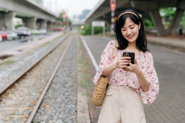 Молодая Азиатка Путешественница Плетением Корзины Помощью Мобильного Телефона Возле Железнодорожного — стоковое фото