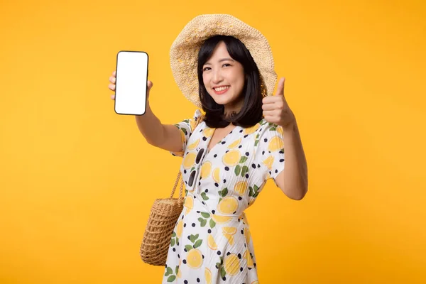形象快乐的亚洲年轻女子与春天服装时尚显示空白移动应用显示屏幕广告隔离的黄色背景 智能手机应用技术概念 — 图库照片