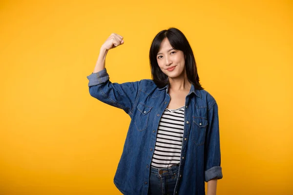 Retrato Jovem Asiático Mulher Orgulhoso Confiante Mostrando Forte Força Muscular — Fotografia de Stock