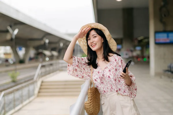 Joven Mujer Asiática Viajero Con Cesta Tejido Utilizando Teléfono Móvil —  Fotos de Stock