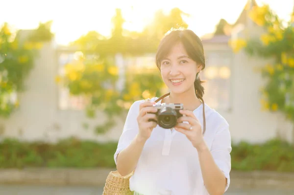 Asian Woman Traveler Using Camera Asia Summer Tourism Concept — Stock Photo, Image
