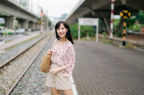 Азиатская Молодая Женщина Путешественница Корзинкой Стоящей Рядом Железнодорожным Вокзалом Бангкоке — стоковое фото