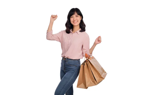 Молода Щаслива Азіатська Жінка Повсякденною Сорочкою Джинсовими Джинсами Тримає Сумку — стокове фото