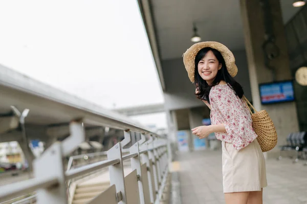 在曼谷火车站旁边 年轻的亚洲妇女带着编织篮子 用手机旅行 旅行生活方式 世界旅游探险家或亚洲夏季旅游概念 — 图库照片