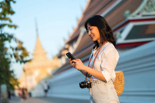 Portrait Beautiful Young Asian Woman Smart Mobile Phone Outdoor Street — Fotografia de Stock