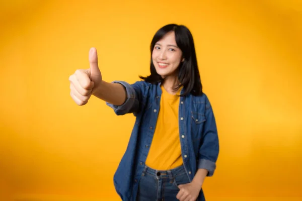 Mutlu Asyalı Bir Kadının Portresi Neşeli Gülümsüyor Baş Parmağını Gösteriyor — Stok fotoğraf