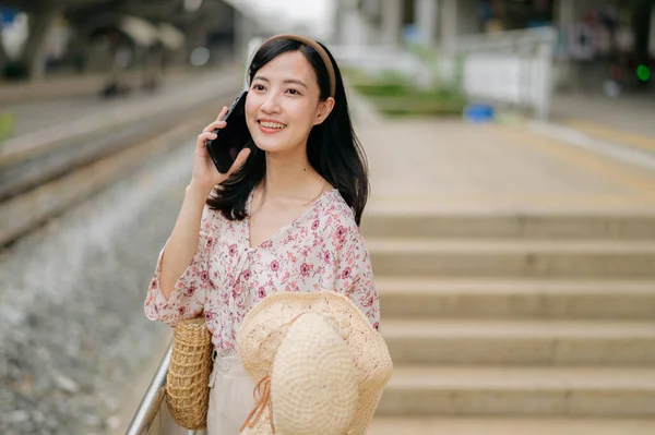 Молодая Азиатка Путешественница Шапке Используя Мобильный Телефон Рядом Железнодорожной Станцией — стоковое фото