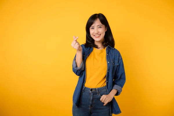 Azjatka Młoda Kobieta Żółtej Koszulce Dżinsowej Kurtce Sprawia Mini Gest — Zdjęcie stockowe