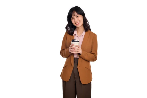 Bonita Sorridente Jovem Asiático Empresária Carregando Uma Xícara Café Para — Fotografia de Stock