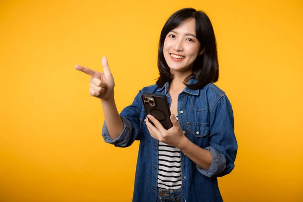 Portret Pięknej Azjatyckiej Młodej Kobiety Szczęśliwy Uśmiech Ubrany Dżinsową Kurtkę — Zdjęcie stockowe