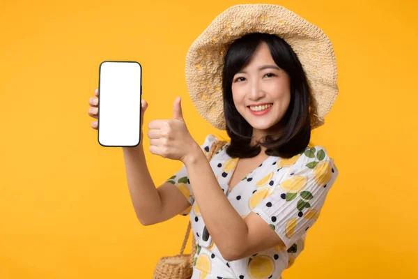 形象快乐的亚洲年轻女子与春天服装时尚显示空白移动应用显示屏幕广告隔离的黄色背景 智能手机应用技术概念 — 图库照片