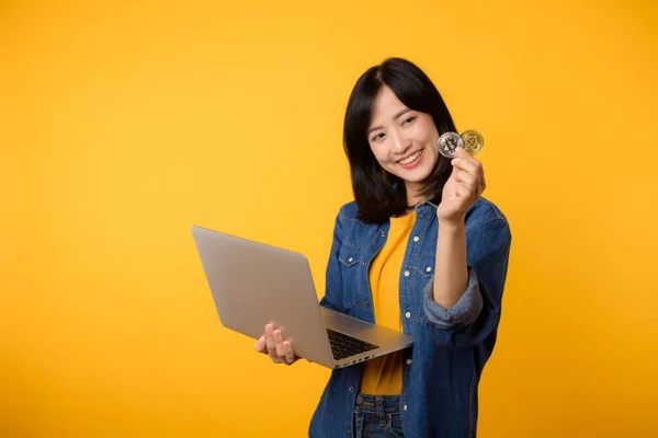 Счастливая Азиатская Молодая Женщина Джинсовой Рубашке Цифровой Криптовалютой Ноутбуком Изолированными — стоковое фото