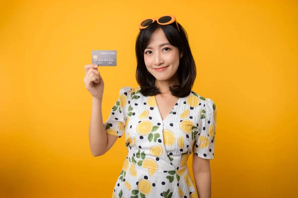 Retrato Asiático Jovem Mulher Feliz Sorrindo Vestido Primavera Mostrando Cartão — Fotografia de Stock