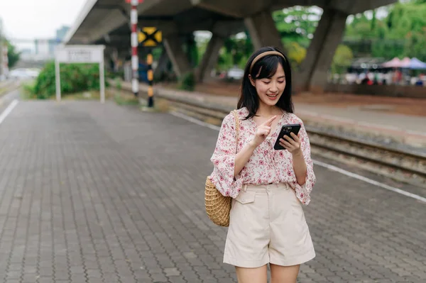 Молодая Азиатка Путешественница Плетением Корзины Помощью Мобильного Телефона Возле Железнодорожного — стоковое фото