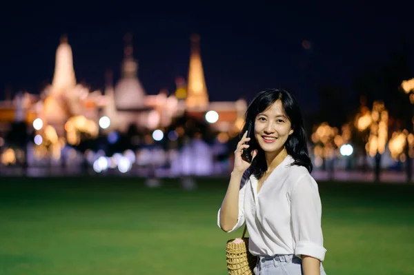 Portrait Jeune Belle Femme Asiatique Souriant Utilisant Smartphone Tout Voyageant — Photo