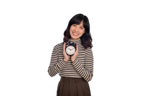 Mutlu Asyalı Kadın Günlük Kıyafetleriyle Beyaz Arka Planda Çalar Saat — Stok fotoğraf