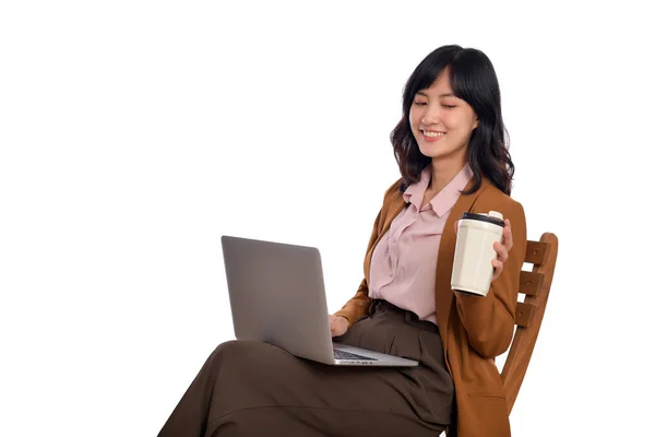 Hermosa Joven Mujer Negocios Asiática Usando Computadora Portátil Sentado Silla —  Fotos de Stock