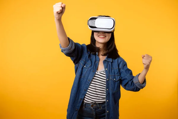 Asiatisk Ung Kvinna Lycklig Framgång Bär Virtuell Verklighet Headset Spel — Stockfoto