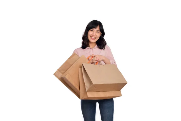 Młoda Szczęśliwa Azjatycka Kobieta Luźnej Koszuli Dżinsach Trzyma Torbę Białym — Zdjęcie stockowe
