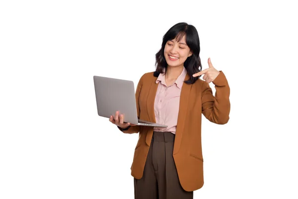 Krásná Mladá Asijská Žena Kancelářské Oblečení Drží Notebook Počítač Dívá — Stock fotografie