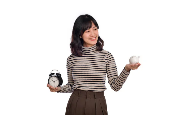 Mulher Asiática Feliz Com Camisa Camisola Segurando Despertador Porquinho Banco — Fotografia de Stock