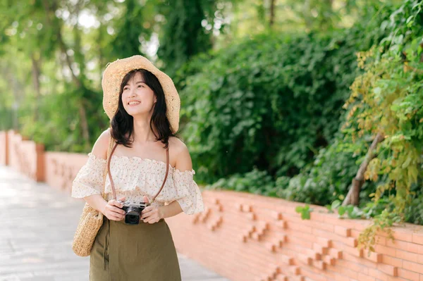 Retrato Jovem Asiático Mulher Viajante Com Tecelagem Chapéu Cesta Uma — Fotografia de Stock