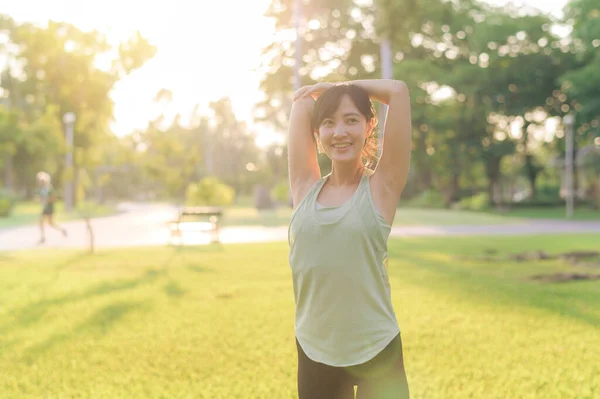 Biegaczka Fit Asian Młoda Kobieta Zieloną Odzież Sportowa Rozciągająca Mięśnie — Zdjęcie stockowe