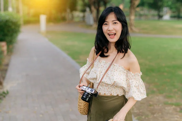 Portret Van Jonge Aziatische Vrouw Reiziger Met Weven Hoed Mand — Stockfoto