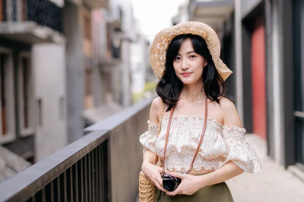 快乐的亚洲青年女子带着相机在休闲周末去街上旅行 年轻的嬉皮士女游客夏季游览曼谷城市目的地 亚洲夏季旅游概念 — 图库照片