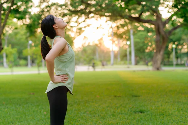 女慢跑者 让亚洲的年轻女子穿上绿色运动服 在公园里呼吸新鲜空气 然后在户外跑步 享受健康的生活 健身跑步的女孩在公共公园 健康是概念 — 图库照片