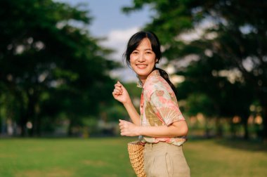 Tayland 'da yaz tatili gezisindeki güzel Asyalı genç kadın portresi. Genç hippi bayan turist yaz Bangkok 'u geziyor. Asya yaz turizmi kavramı.
