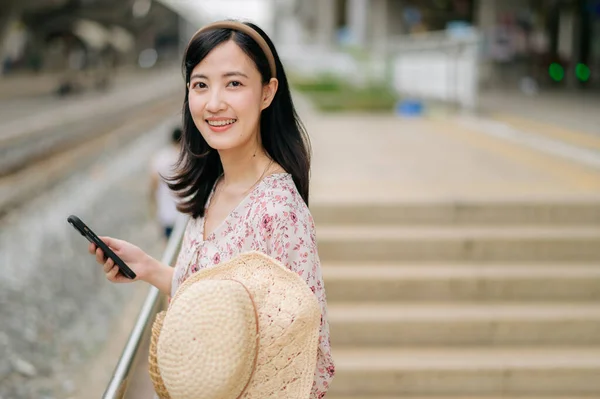 Ung Asiatisk Kvinna Resenär Med Vävning Hatt Med Hjälp Mobiltelefon — Stockfoto