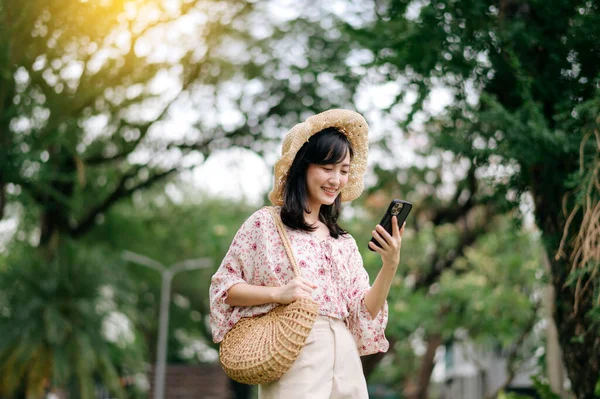 Retrato Mujer Joven Asiática Viajero Con Sombrero Tejer Cesta Usando —  Fotos de Stock