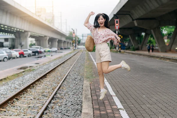 Asiática Joven Viajera Saltando Lado Estación Tren Bangkok Viaje Viaje — Foto de Stock