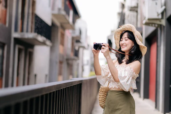 Щаслива Дівчина Азіатського Походження Камерою Подорожує Вулицею Вихідні Дні Відпочинку — стокове фото