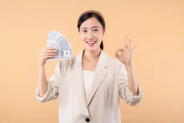 Portret Szczęśliwej Pewnej Siebie Młodej Azjatyckiej Biznesmenki Białej Kurtce Trzymającej — Zdjęcie stockowe