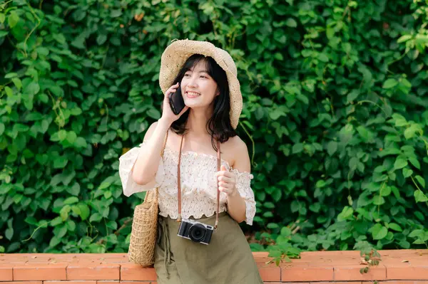 Portret Młodej Azjatyckiej Kobiety Podróżującej Tkającym Kapeluszu Koszyku Telefonie Komórkowym — Zdjęcie stockowe