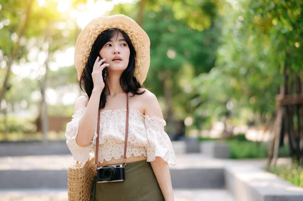 Retrato Jovem Mulher Asiática Viajante Com Chapéu Tecelagem Cesta Telefone — Fotografia de Stock